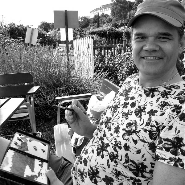 Svante outside in the summer painting plein air